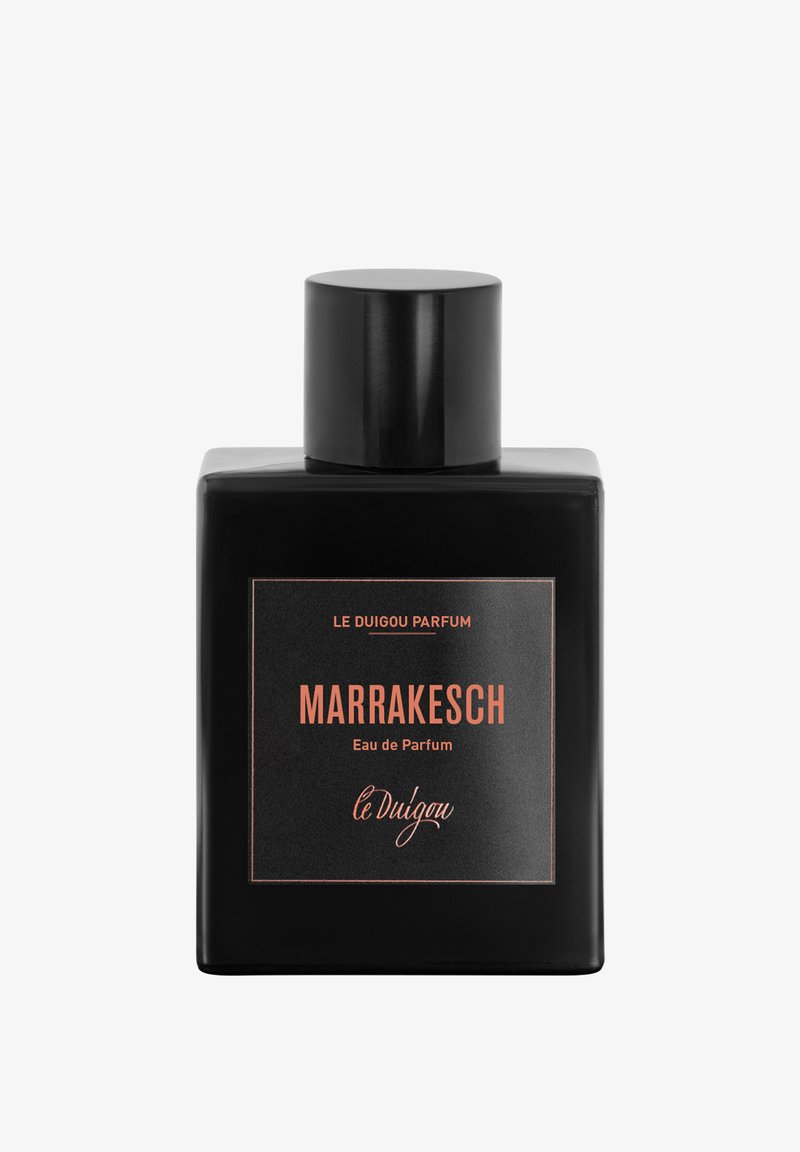 Bouteille en verre rectangulaire noire avec un capuchon noir mat. L'étiquette en lettres dorées rose indique "Marrakesch Eau de Parfum" et "Le Duigou."
