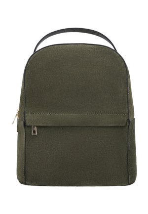 Grüner Wildleder-Rucksack mit einem einzelnen oberen Griff, vordere Reißverschlusstasche mit silbernem Schieber und schwarzer Paspelierung entlang der Kanten auf weißem Hintergrund.