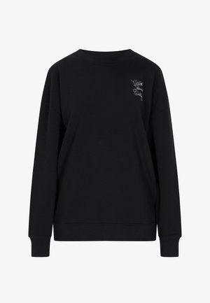 Musternööriga must sviiter, millel on ümmargune krae, pikad varrukad, soonikkoes mansetid ja allserv. Vasakul rinnal on valge tikand.