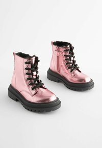 Metalliska rosa ankelskor med svarta snören, texturerat syntetmaterial, gummisula och dragkedja på sidan för enkel på- och avtagning.