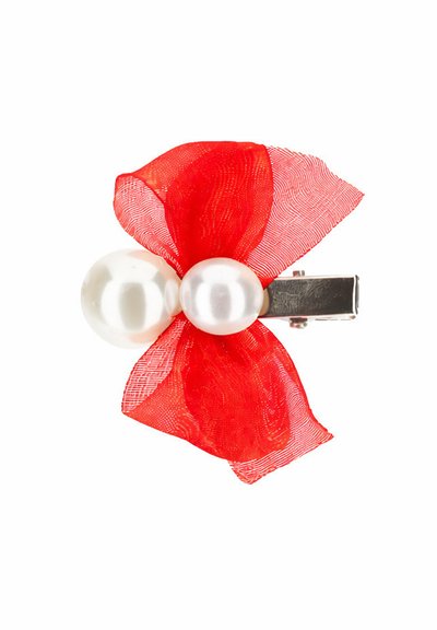 Barrette en métal ornée de deux perles blanches attachées à un nœud en tissu résille rouge sur fond blanc.