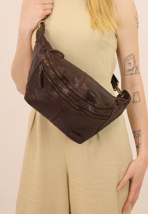Bolso de hombro de cuero marrón con dos compartimentos con cremallera y un acabado texturizado. Cuenta con una correa robusta con herrajes metálicos.