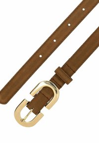Bruine leren riem met een gouden metalen gesp. Beschikt over een gladde textuur, meerdere verstelgaten en contrasterende stiksels langs de randen.
