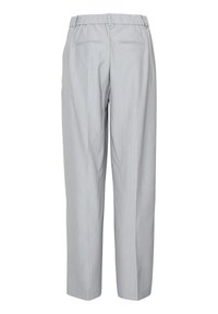Pantalons ajustés gris clair avec une coupe décontractée, taille élastique et deux poches arrière avec des détails de couture discrets.