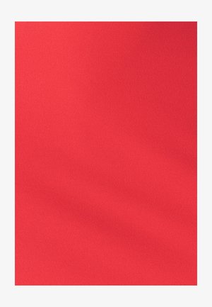 Rood textiel met een glad, gelijkmatig oppervlak en een matte afwerking. Geen patronen of accenten aanwezig.