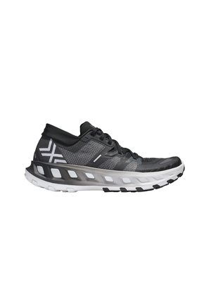 Zapatilla deportiva negra y gris con suela acolchada blanca y parte superior de malla transpirable, vista de lado sobre un fondo blanco.