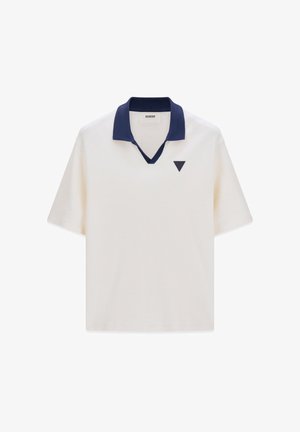Weißes Polohemd mit kurzen Ärmeln, marineblauem Kragen und einem kleinen dreieckigen Logo in Marineblau auf der oberen linken Brust.