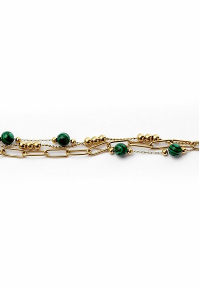 Collana a catena color oro con perle di malachite verde, elementi lisci e testurizzati, con forme rotonde e allungate alternate.