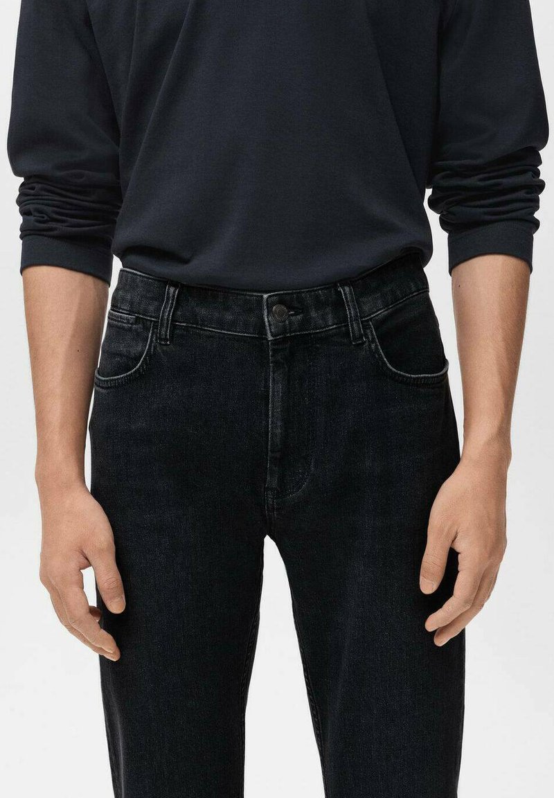 Jeans en denim noir avec une coupe classique, dotés de cinq poches, d'une fermeture à bouton sur le devant et d'une légère usure pour ajouter de la texture.