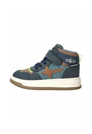 Hoge kindersneaker met marineblauwe, bruine en blauwgroene panelen, een klittenbandsluiting, veters en een witte zool met bruin profiel.