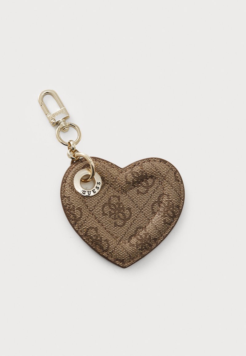 Breloc în formă de inimă din material texturat maro, cu un model de logo, accesorii din metal auriu și un clip pentru o transportare ușoară.