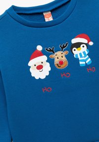 Sudadera azul con diseños aplicados de Santa, un reno y un pingüino, con acentos rojos bordados de "Ho". Tejido suave, escote acanalado.