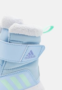 adidas Performance WINTERPLAY KIDS - Zimní obuv - glow blue/blue spark/clear mint