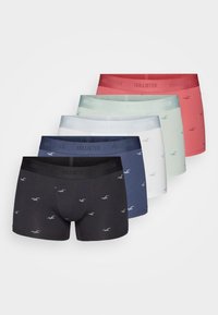 Boxerice u pet boja: crna, mornarsko plava, svijetlo plava, zeleni mint i koraljna. Svaka ima pojas s logom i otisnute detalje. Mekana tkanina.