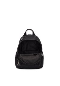 Sac à dos noir en nylon avec une fermeture éclair et une petite poche avant. L'intérieur est doublé en tissu gris, comportant un compartiment plat.