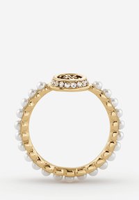 Gouden ring met een ingewikkeld ontwerp, versierd met kleine parels en een rij fonkelende stenen langs de bovenkant.