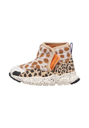 Sneaker alta con toma leopardata in marrone e bianco, suede testurizzato, suola a motivo contrastante e dettaglio di branding arancione.