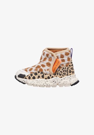 Høj-top sneakers med leopardprintet overdel i brunt og hvidt, tekstureret ruskind, kontrasterende mønstret sål og orange brandingdetalje.
