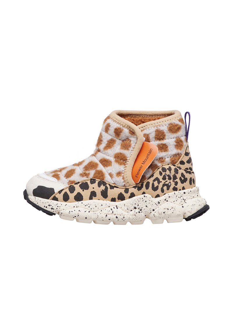 Tenisky vysokého střihu s leopardím vzorem v hnědé a bílé barvě, texturovaná semišová část, kontrastní vzorovaná podrážka a detail oranžového loga.