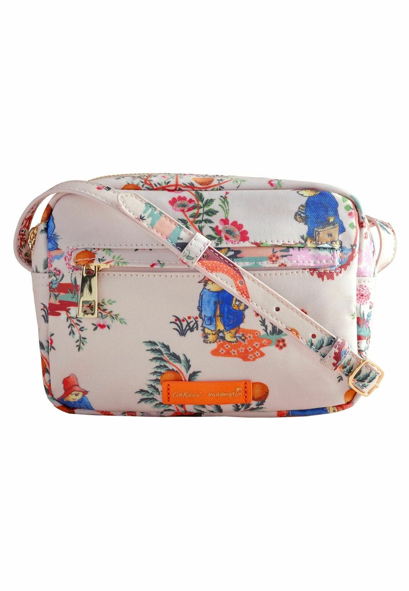 Sac à main en tissu rose à motifs floraux, orné de dessins de nounours en manteaux bleus, avec une fermeture éclair dorée et une bandoulière réglable agrémentée d'accents multicolores.