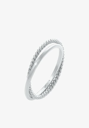 Prsteň zo striebra s twisted rope dizajnom, lešteným povrchom a hladkým vnútorným pásikom. Označený známkou „925“ pre kvalitu striebra.