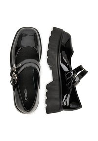Zapatos Mary Jane de charol negro con suela gruesa, correa ajustable con hebilla y textura suave, con un diseño de punta redondeada.