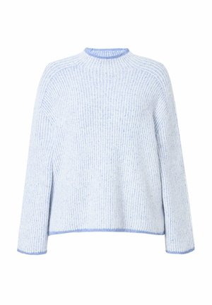 Lichtblauwe geribbelde trui met een relaxte pasvorm, ronde hals en contrasterende blauwe afwerking bij de halslijn en de manchetten. Zachte textuur, lange mouwen.