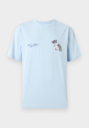 Hellblaues T-Shirt mit kurzen Ärmeln und dem Schriftzug "Filling Pieces 'Breaking Bread'" sowie einer Grafik eines zerbrochenen Tellers auf der Brust.