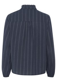 Navyblauwe blouse met lange mouwen en witte verticale strepen, met een gerimpelde kraag, knoopsluiting en een geraffineerde achterkant.