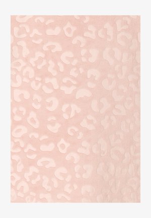 Tessuto strutturato con sfondo rosa chiaro e macchie di leopardo astratte, leggermente in rilievo, in una tonalità di rosa leggermente più scura.
