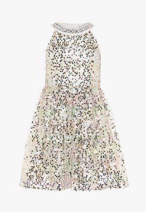 Robe en sequins avec un design sans manches, corsage blanc et sequins multicolores sur une jupe transparente. Présente un col rond avec une bordure en dentelle.