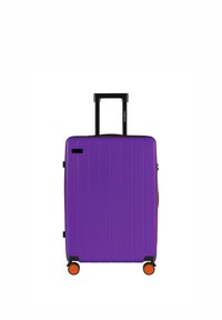 Lila Hartschalenkoffer mit vertikalen Rillen, ausziehbarem schwarzen Griff und orangen Rädern. Kompaktes Design für Reisekomfort.