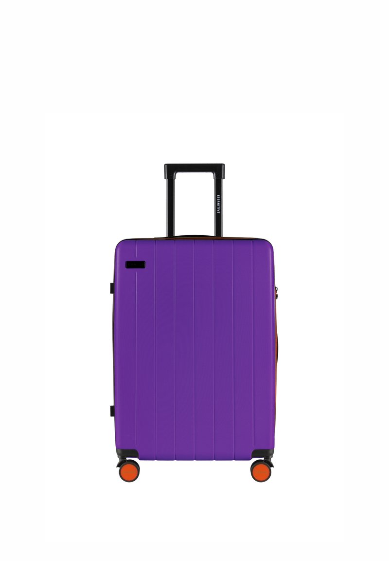 Lila Hartschalenkoffer mit vertikalen Rillen, ausziehbarem schwarzen Griff und orangen Rädern. Kompaktes Design für Reisekomfort.