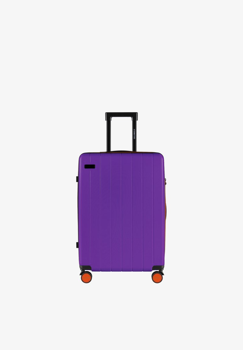 Lila Hartschalenkoffer mit vertikalen Rillen, ausziehbarem schwarzen Griff und orangen Rädern. Kompaktes Design für Reisekomfort.