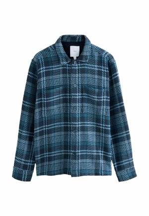 Blauwe en zwarte geruite blouse met lange mouwen en een kraag, plat gelegd, met een vooraanzicht dat de borstzakken toont.