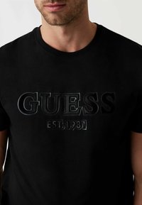 Guess LOGO BEFLOCKUNG - Camiseta estampada - schwarz