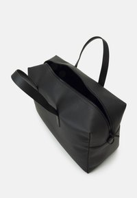 Borsa nera in pelle con un design strutturato, chiusura con zip e una maniglia singola. Texture liscia con finitura opaca e hardware minimal.