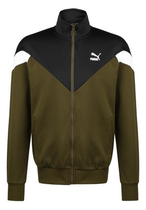 Kurtka Puma na zamek w kolorze oliwkowej zieleni i czerni z białymi akcentami na ramionach i wysokim kołnierzem, z logo Puma na piersi.