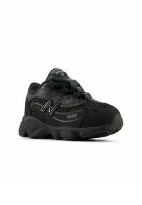 Czarne buty sportowe z siateczkową i syntetyczną cholewką. Posiadają wyściełany język, gumową podeszwę oraz wyraźne logo "N" z boku.