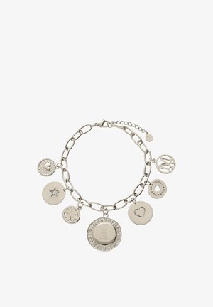 Silberne Charm-Armbänder mit unterschiedlichen Anhängern, darunter kreisförmige und sternförmige Designs, mit gravierten und strukturierten Details.
