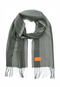 Grijze sjaal met een visgraatpatroon, met afwisselende strepen in donkerdere en lichtere tinten, afgewerkt met franjes aan de randen en een oranje label.