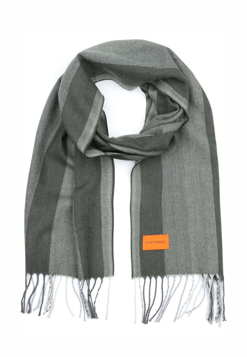 Grijze sjaal met een visgraatpatroon, met afwisselende strepen in donkerdere en lichtere tinten, afgewerkt met franjes aan de randen en een oranje label.