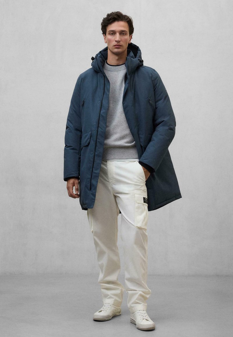 Giacca Lunga Uomo ECOALF Con Cappuccio | Blu Navy, Vegana, Idrorepellente, Tasche Con Zip, Look Moderno