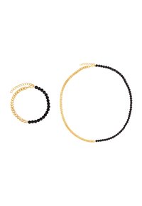 Gouden ketting en armband set met zwarte kralenaccenten, bestaande uit een mix van gladde kralen en gestructureerde kettingschakels.