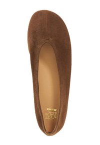 Bruine suède ballerina met een ronde neus, elastische opening en een soepele leren binnenzool met gouden merklettering.