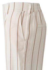 Beige gestreifte Hose mit braunen Streifen, aus einem leichten Stoff. Verfügt über einen elastischen Bund und Seitentaschen. Minimalistisches Design.