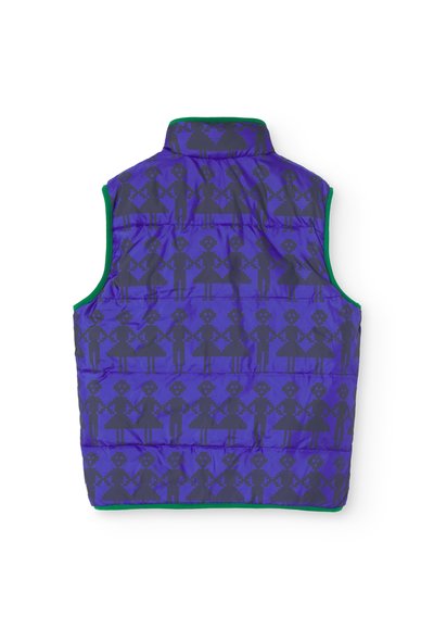 Padded vest s fialovým exteriérom s grafikou pixelovaných postáv v sivej farbe. Zelené akcenty pozdĺž okrajov. Vysoký golier.