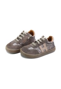 Zapatillas de ante gris con acentos de purpurina, cierre de cordones y cremallera, interior marrón claro y suela de goma texturizada. Detalle del logo en marrón en el lateral.