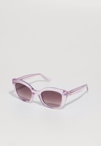 Gafas de sol transparentes moradas con lentes oscuros de degradado. Montura rectangular audaz con un acabado brillante, que presenta un sutil logotipo en el lateral.