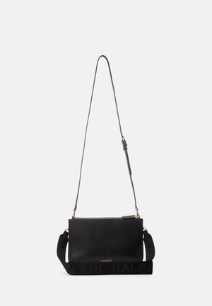 Czarna prostokątna skórzana torebka na ramię z regulowanym cienkim paskiem oraz szerszym paskiem materiałowym z wytłoczonym napisem "RL RALPH".